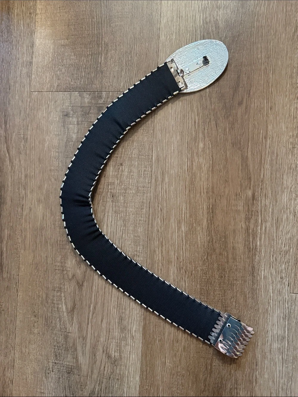 Vintage 1980s silver-tone metallic stretch belt with a fish scale design